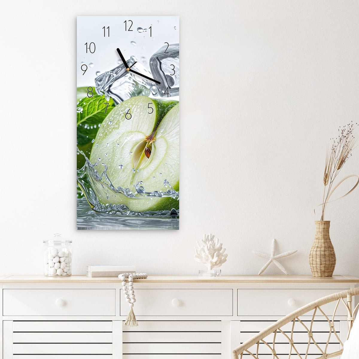 Wanduhr Grüner Apfel mit Minze aus Glas – Hochformat 30 × 60 cm – Halbierter Apfel im klaren Wasser