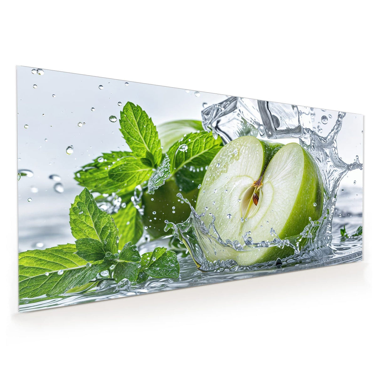 Halbierter grüner Apfel im Wasserspritzer mit Eiswürfeln und Minzblättern