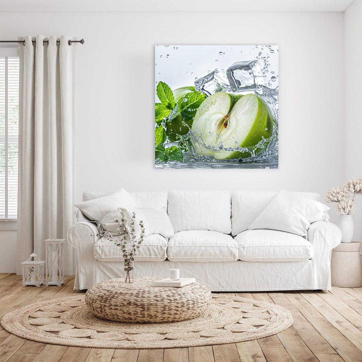 Halbierter grüner Apfel im Wasserspritzer mit Eiswürfeln und Minzblättern
