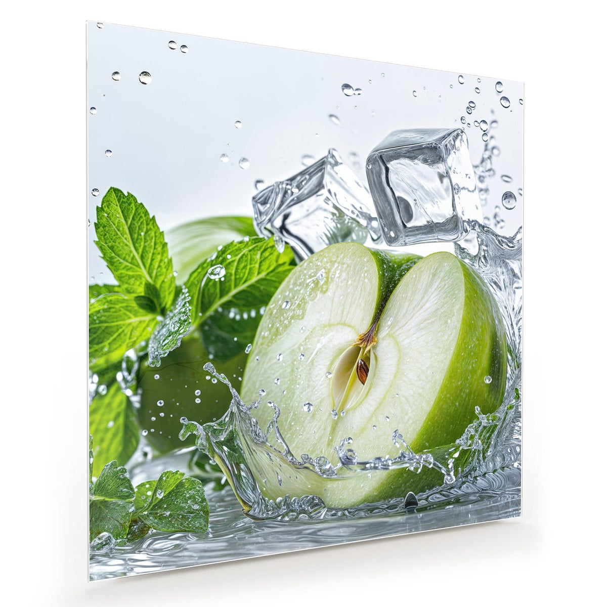 Halbierter grüner Apfel im Wasserspritzer mit Eiswürfeln und Minzblättern