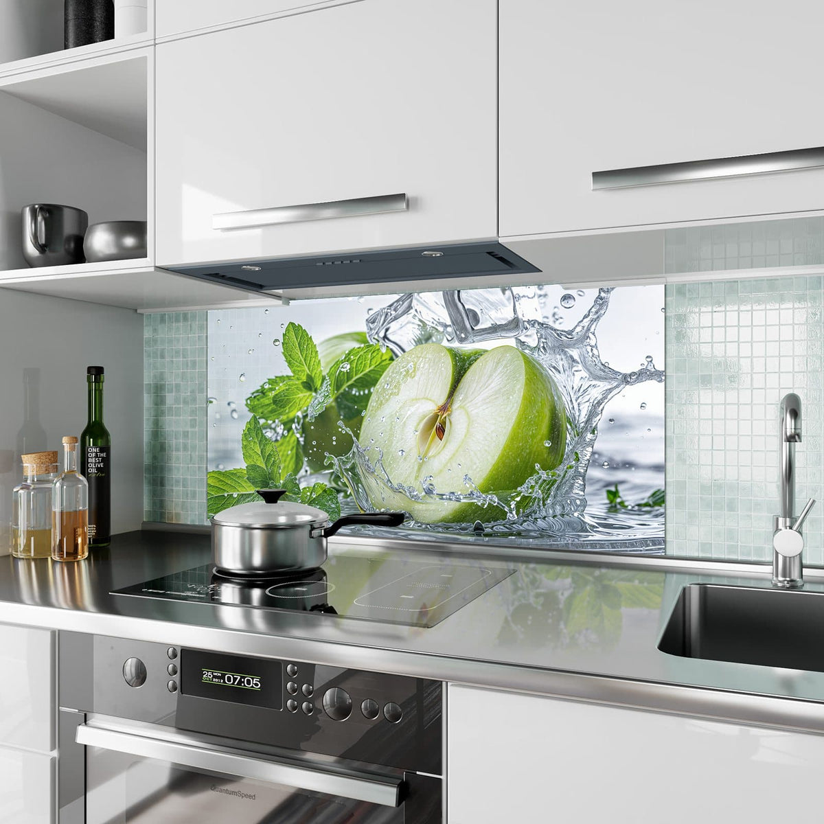 Küchenrückwand aus Glas Grüner Apfel mit Minze im Hochformat als Spritzschutz hinter dem Kochfeld, über dem Fliesenspiegel montiert