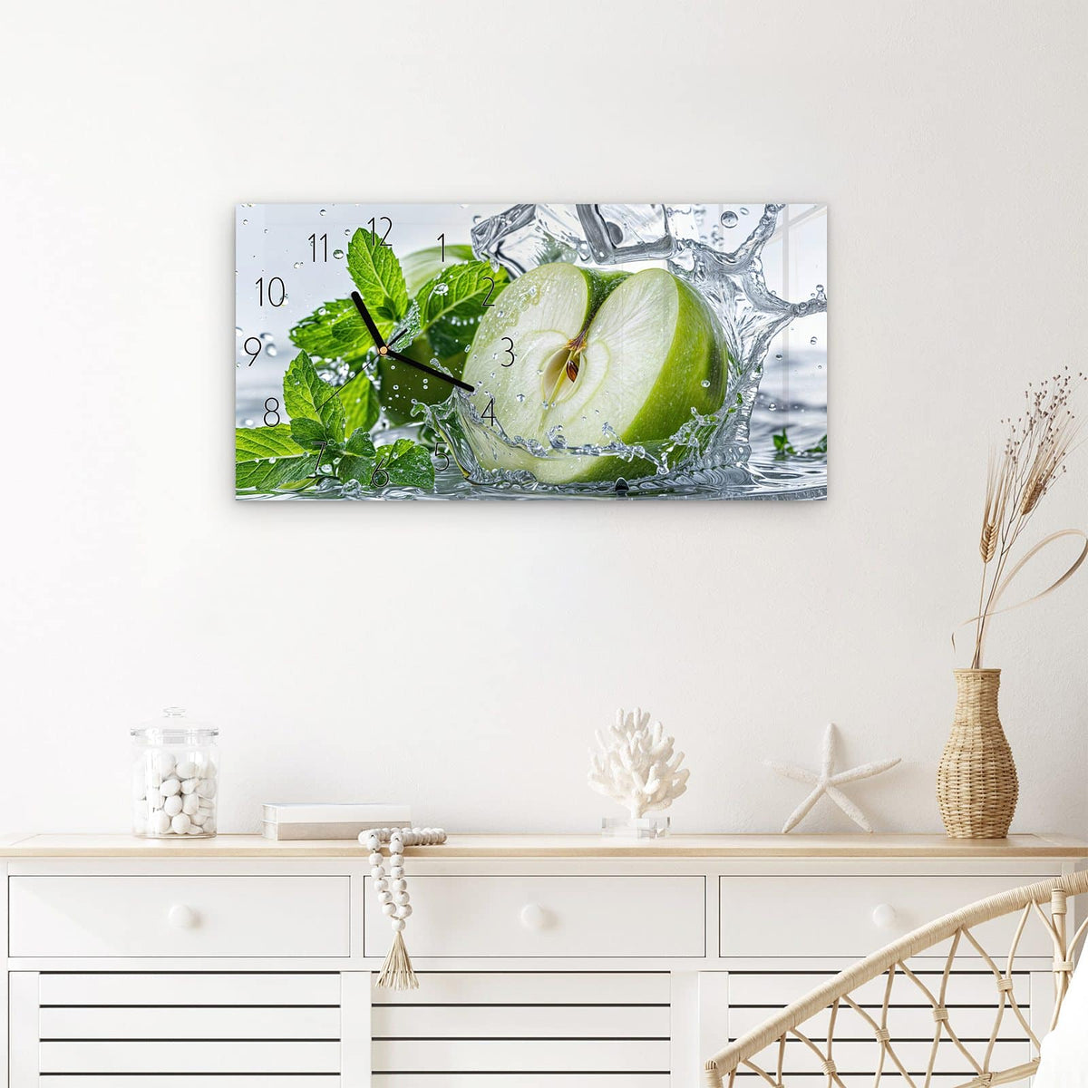 Wanduhr Spritzender Apfel Mint aus Glas – Querformat 60 × 30 cm – Halbierter Apfel im klaren Wasser
