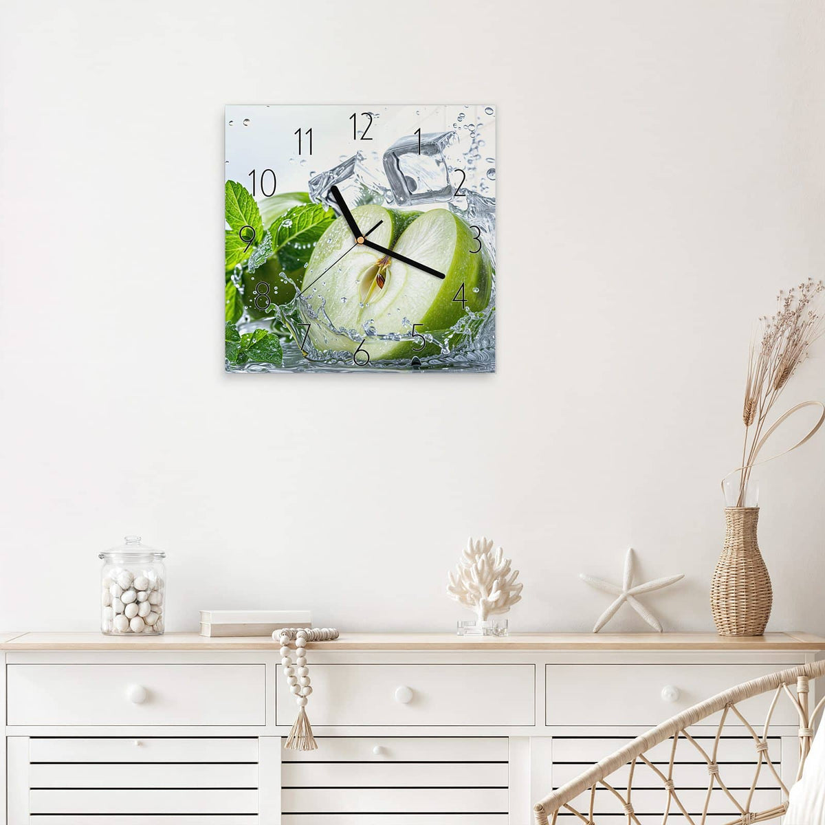 Wanduhr Grüner Apfel mit Minze aus Glas – Quadratisch 30 × 30 cm – Halbierter Apfel im klaren Wasser