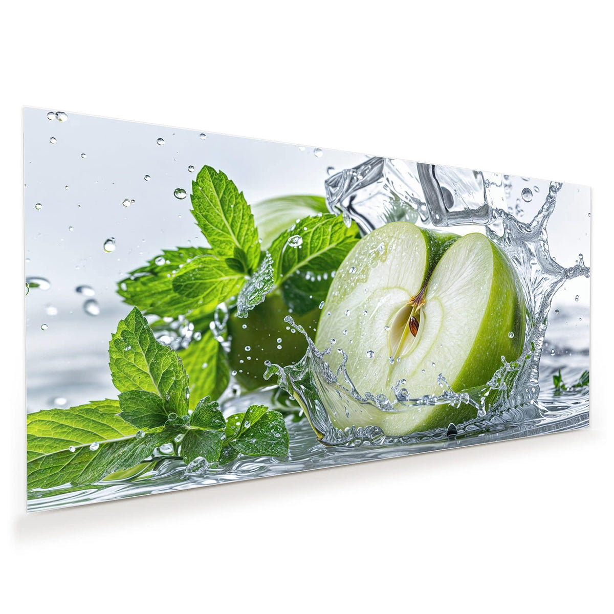 Halbierter grüner Apfel im Wasserspritzer mit Eiswürfeln und Minzblättern