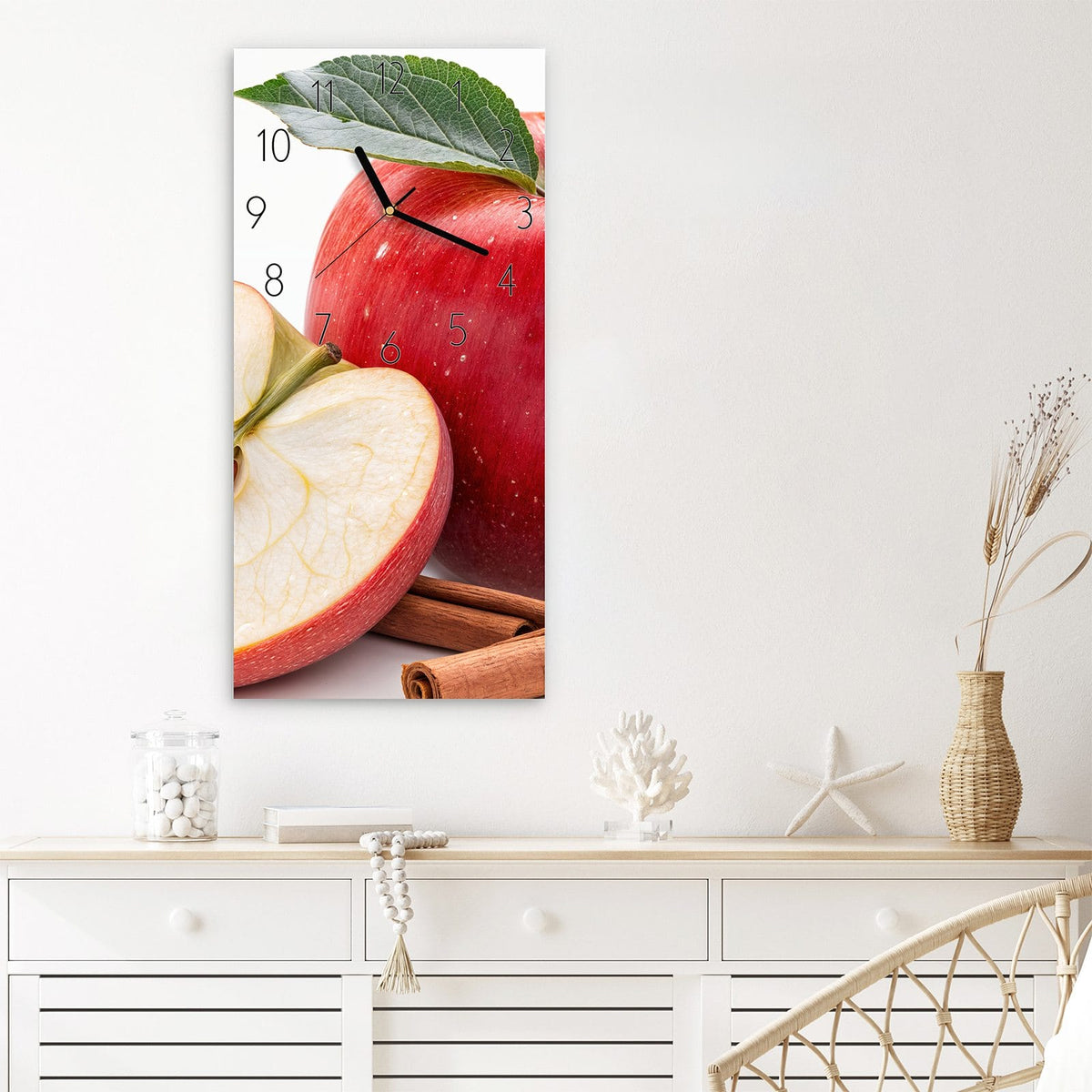Wanduhr Apfel mit Zimt aus Glas – Roter Apfel neben Zimtstangen