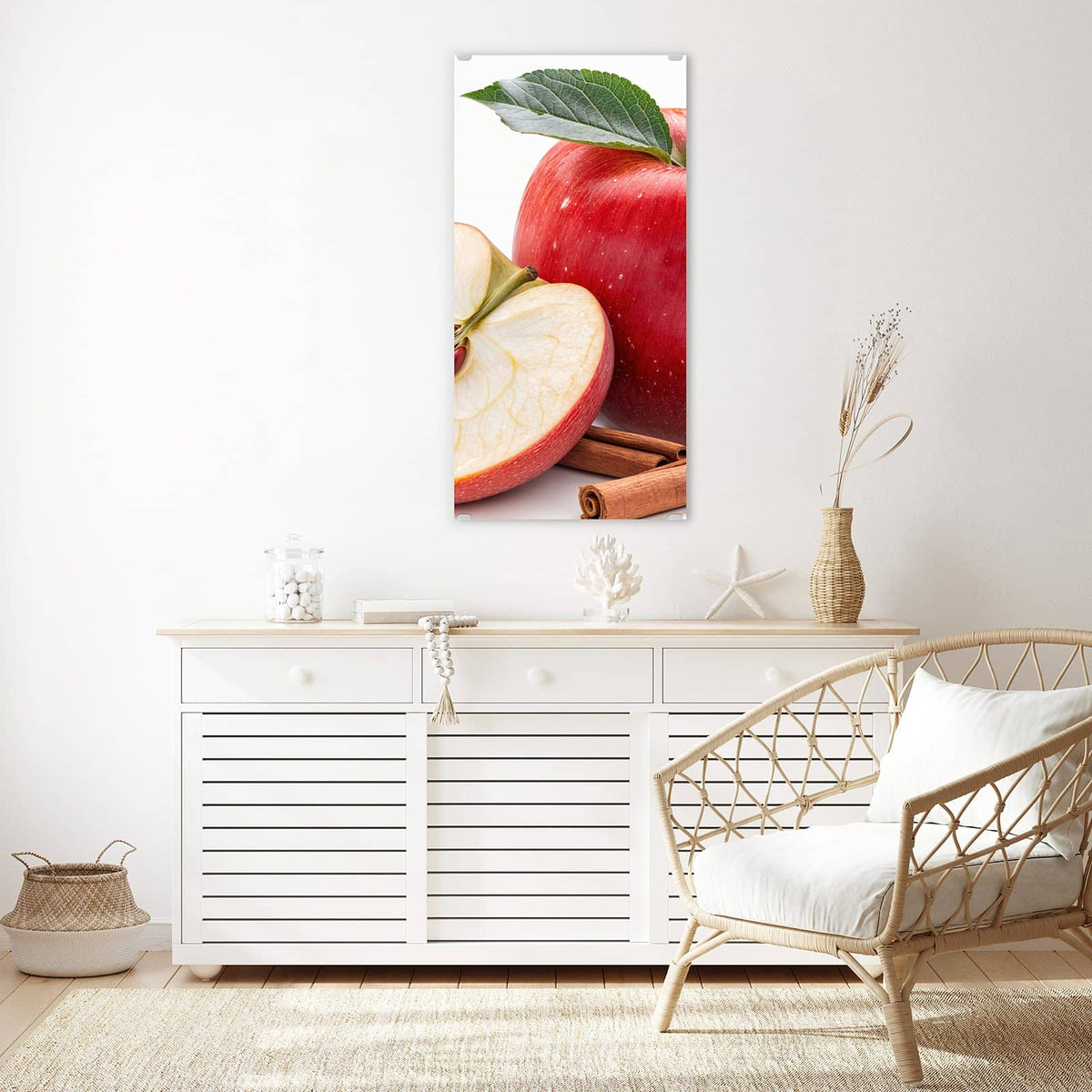 Glasbild Apfelhälfte mit Zimt an der Wand – Ganzer roter Apfel mit Blatt, daneben eine halbierte Apfelhälfte mit Kernen und zwei Zimtstangen