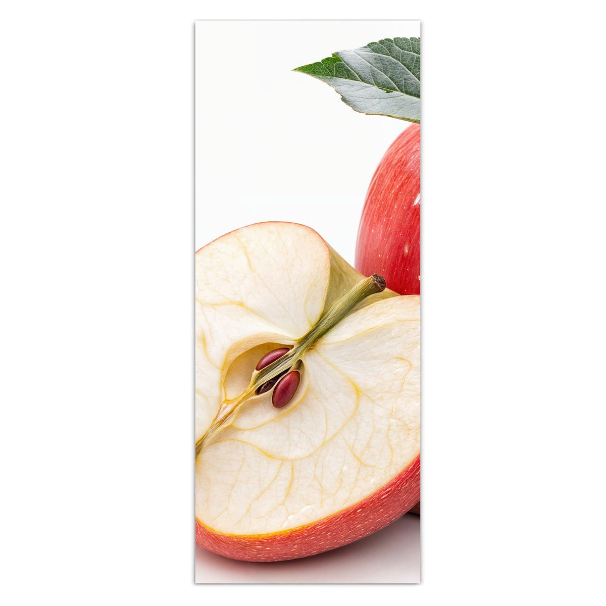 Ganzer roter Apfel mit Blatt, daneben eine halbierte Apfelhälfte mit Kernen und zwei Zimtstangen