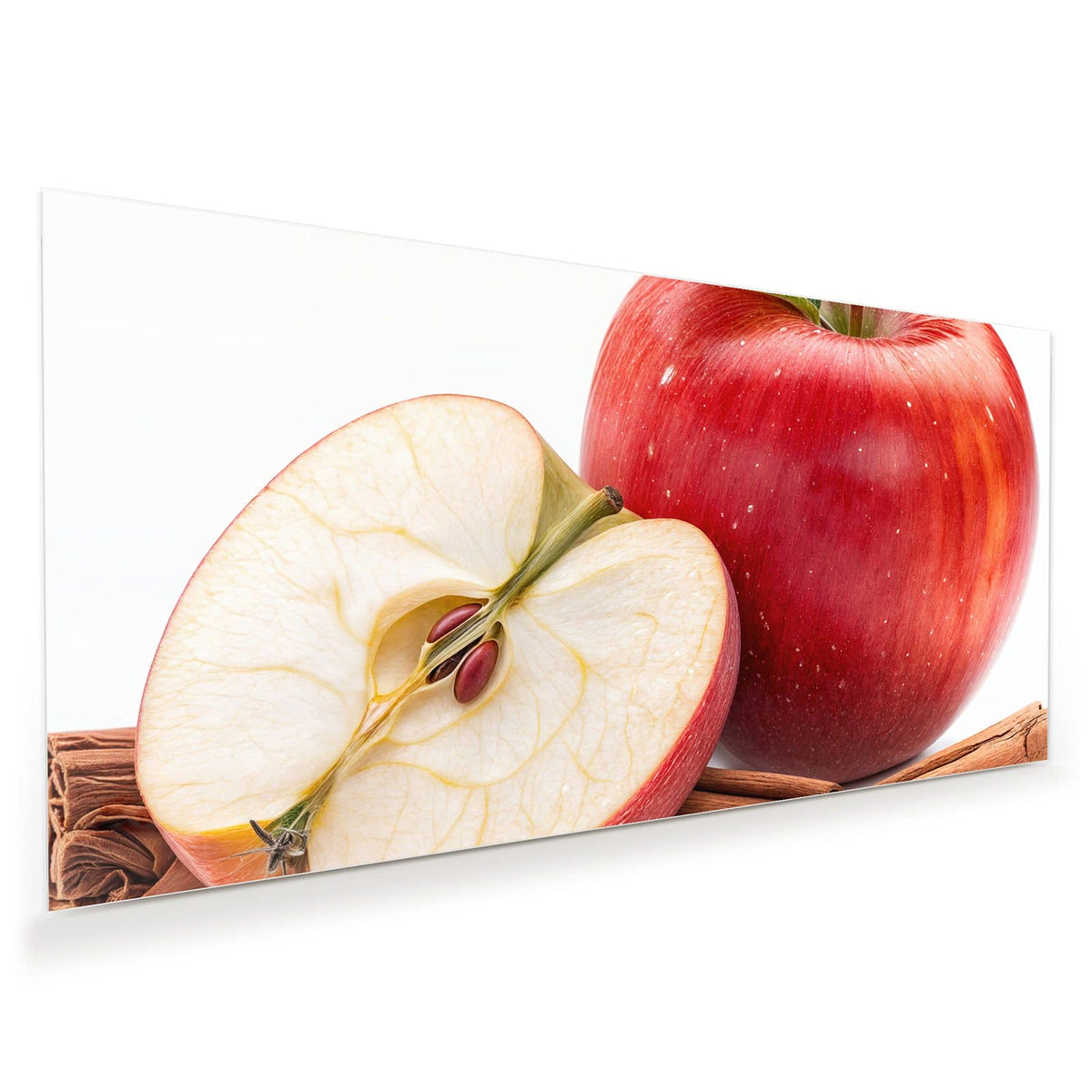 Ganzer roter Apfel mit Blatt, daneben eine halbierte Apfelhälfte mit Kernen und zwei Zimtstangen