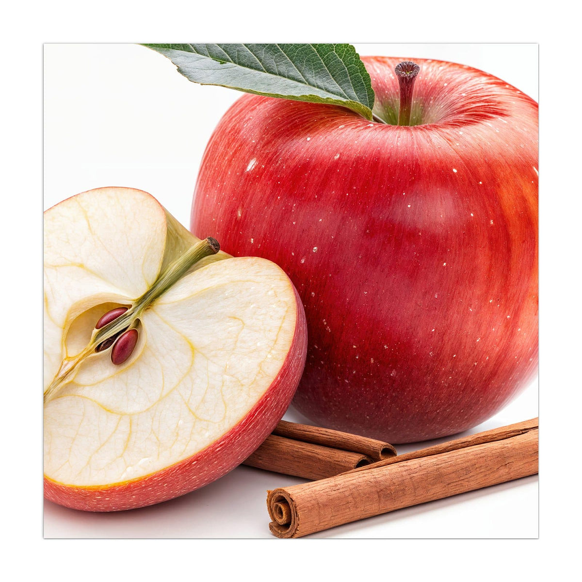 Ganzer roter Apfel mit Blatt, daneben eine halbierte Apfelhälfte mit Kernen und zwei Zimtstangen