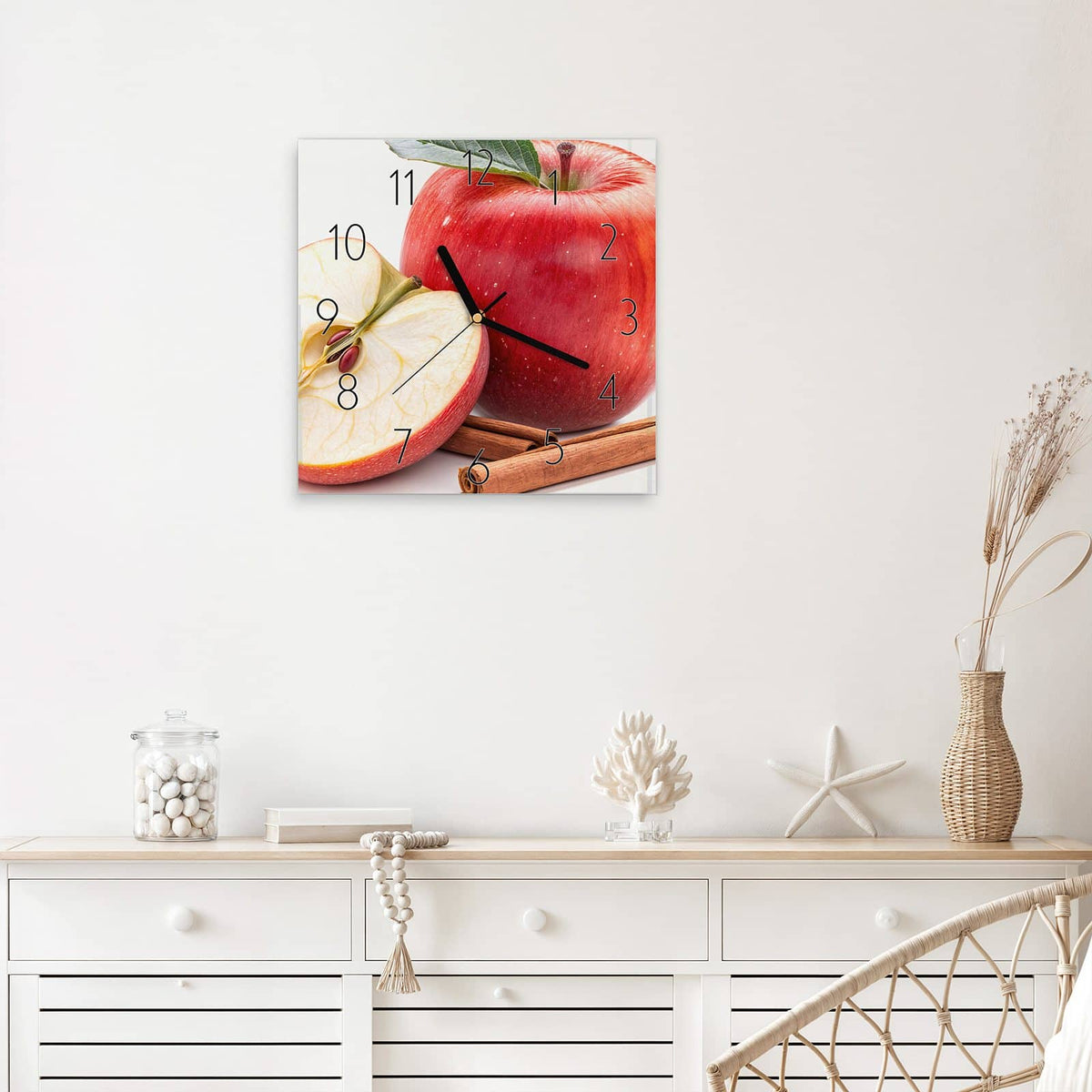 Wanduhr Apfelhälfte mit Zimt aus Glas – Quadratisch 30 × 30 cm – Roter Apfel neben Zimtstangen