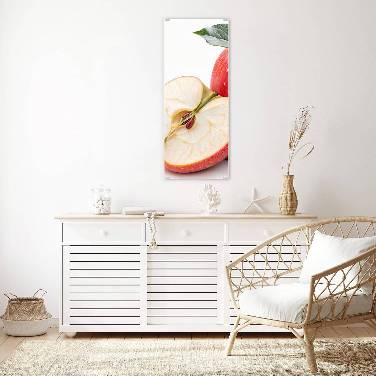 Glasbild Apfelhälfte mit Zimt an der Wand – Ganzer roter Apfel mit Blatt, daneben eine halbierte Apfelhälfte mit Kernen und zwei Zimtstangen