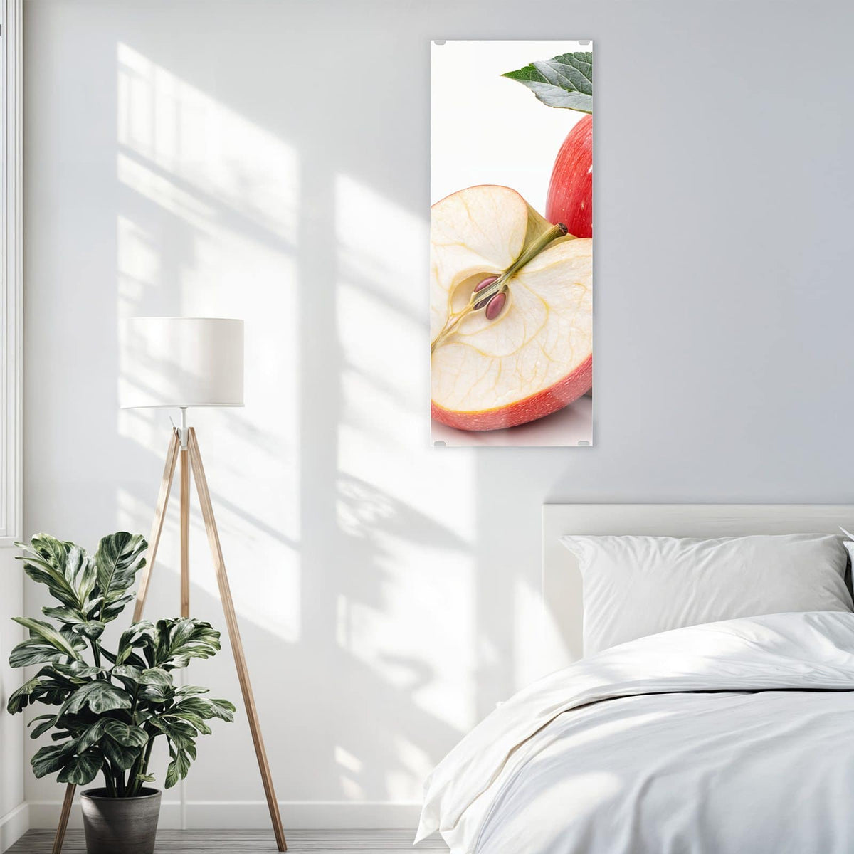 Glasbild Apfelhälfte mit Zimt an der Wand – Ganzer roter Apfel mit Blatt, daneben eine halbierte Apfelhälfte mit Kernen und zwei Zimtstangen