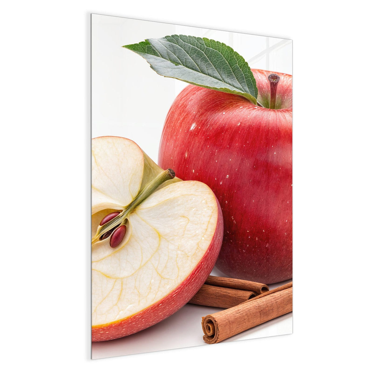Ganzer roter Apfel mit Blatt, daneben eine halbierte Apfelhälfte mit Kernen und zwei Zimtstangen