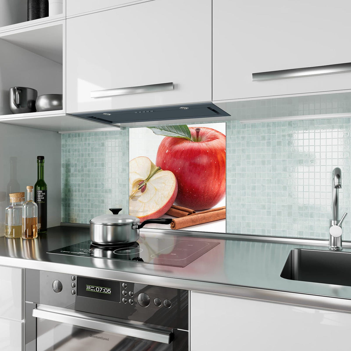 Küchenrückwand Apfelhälfte mit Zimt aus Glas – Roter Apfel neben Zimtstangen