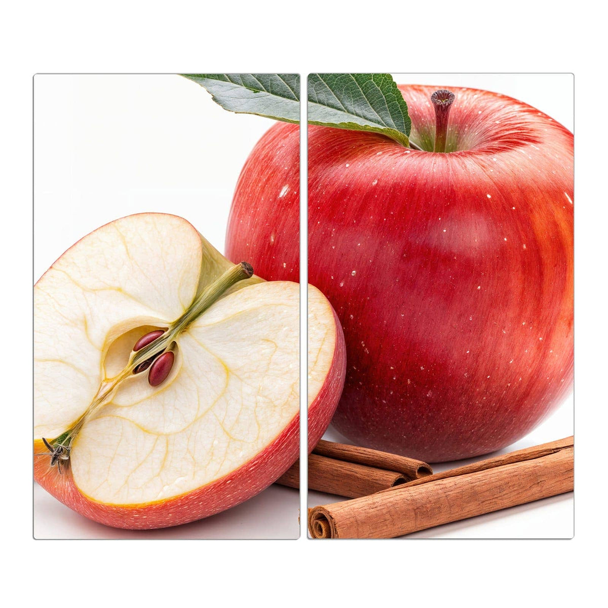 Ganzer roter Apfel mit Blatt, daneben eine halbierte Apfelhälfte mit Kernen und zwei Zimtstangen
