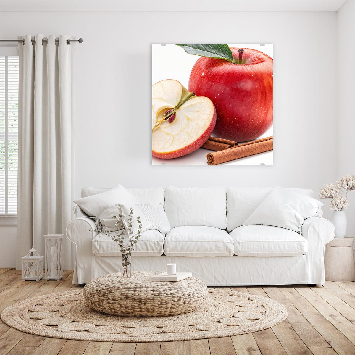 Ganzer roter Apfel mit Blatt, daneben eine halbierte Apfelhälfte mit Kernen und zwei Zimtstangen