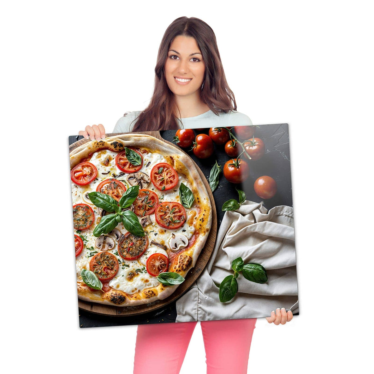 Abdeckplatte für Ceranfeld mit Pizza mit Tomaten-Motiv wird zur Größendarstellung gehalten