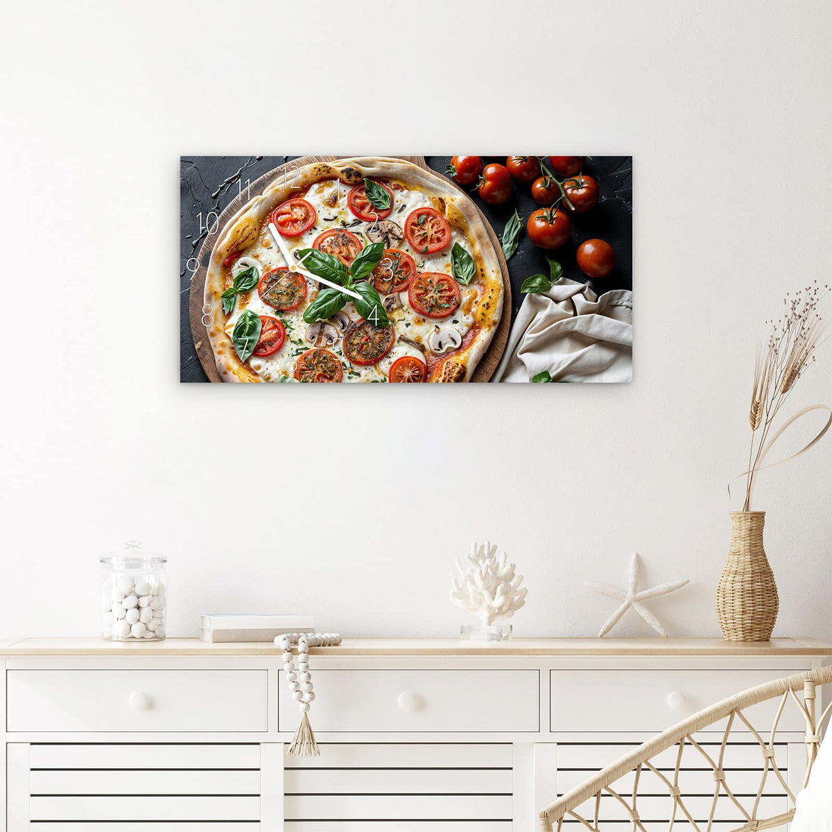 Wanduhr Pizza mit Tomaten aus Glas – Querformat 60 × 30 cm – Pizza auf rustikalem Holzbrett