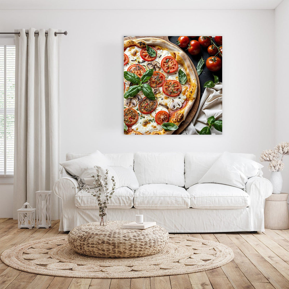 Pizza mit Tomatenscheiben, Mozzarella, Champignons und Basilikum auf Holzbrett