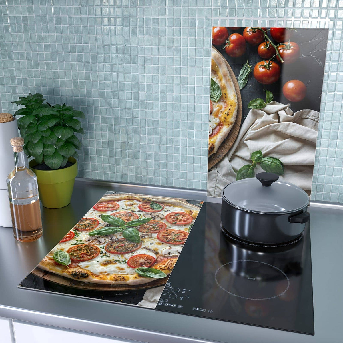 2-teilige Herdabdeckplatten aus Glas mit Pizza mit Tomaten-Motiv als Spritzschutz hinter dem Kochfeld