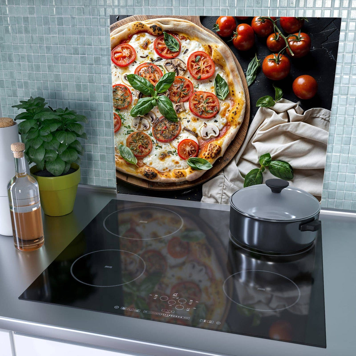 1-teilige Herdabdeckung aus Holz mit Pizza mit Tomaten-Motiv als Spritzschutz hinter dem Kochfeld