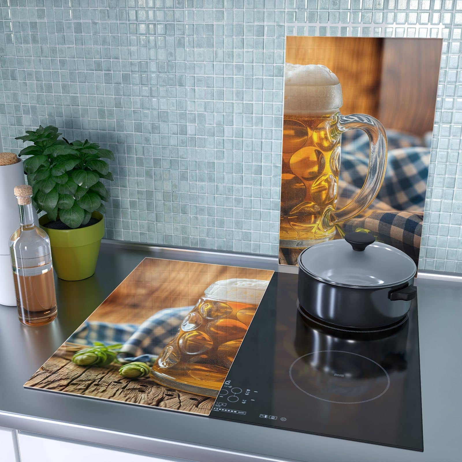 2-teilige Herdabdeckplatte aus Glas mit Bierglas-Motiv als Spritzschutz hinter dem Kochfeld