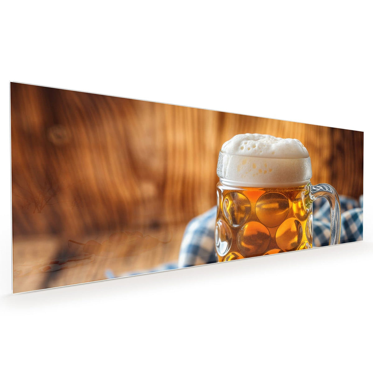 Küchenrückwand aus Glas im Hochformat mit Motiv Bayerisches Bier: Gedellter Glaskrug mit goldenem Bier und hoher Schaumkrone, davor Hopfendolden