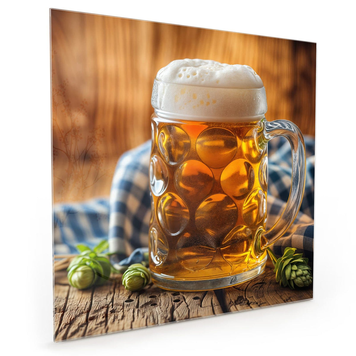 Küchenrückwand aus Glas im quadratischen Format mit Motiv Bayerisches Bier: Gedellter Glaskrug mit goldenem Bier und hoher Schaumkrone, davor Hopfendolden #grösse_40 x 40 cm #grösse_50 x 50 cm #grösse_60 x 60 cm