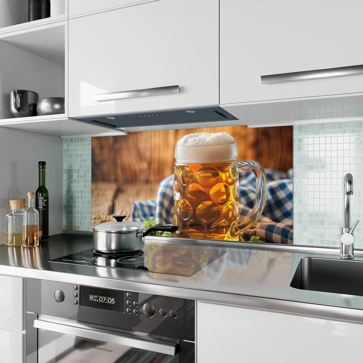 Küchenrückwand aus Glas Bayerisches Bier im Hochformat als Spritzschutz hinter dem Kochfeld, über dem Fliesenspiegel montiert