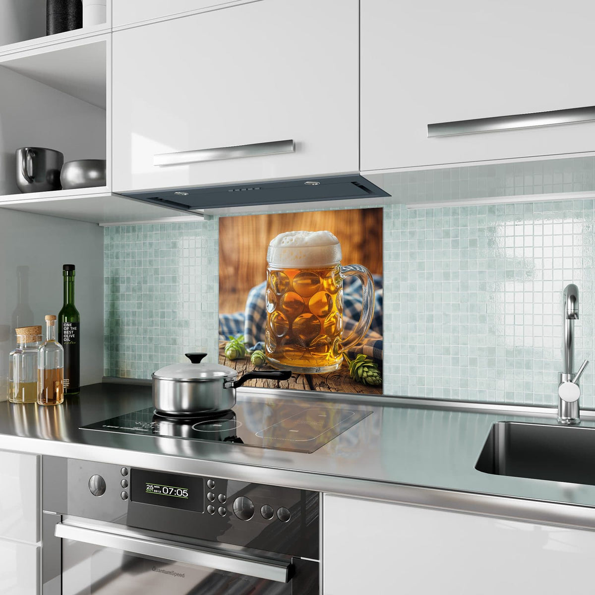 Küchenrückwand aus Glas Bayerisches Bier im quadratischen Format als Spritzschutz hinter dem Kochfeld, über dem Fliesenspiegel montiert