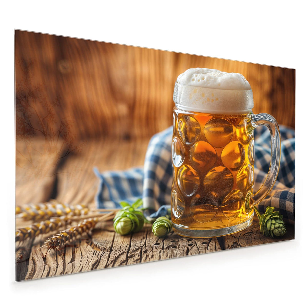 Küchenrückwand aus Glas im Hochformat mit Motiv Bayerisches Bier: Gedellter Glaskrug mit goldenem Bier und hoher Schaumkrone, davor Hopfendolden