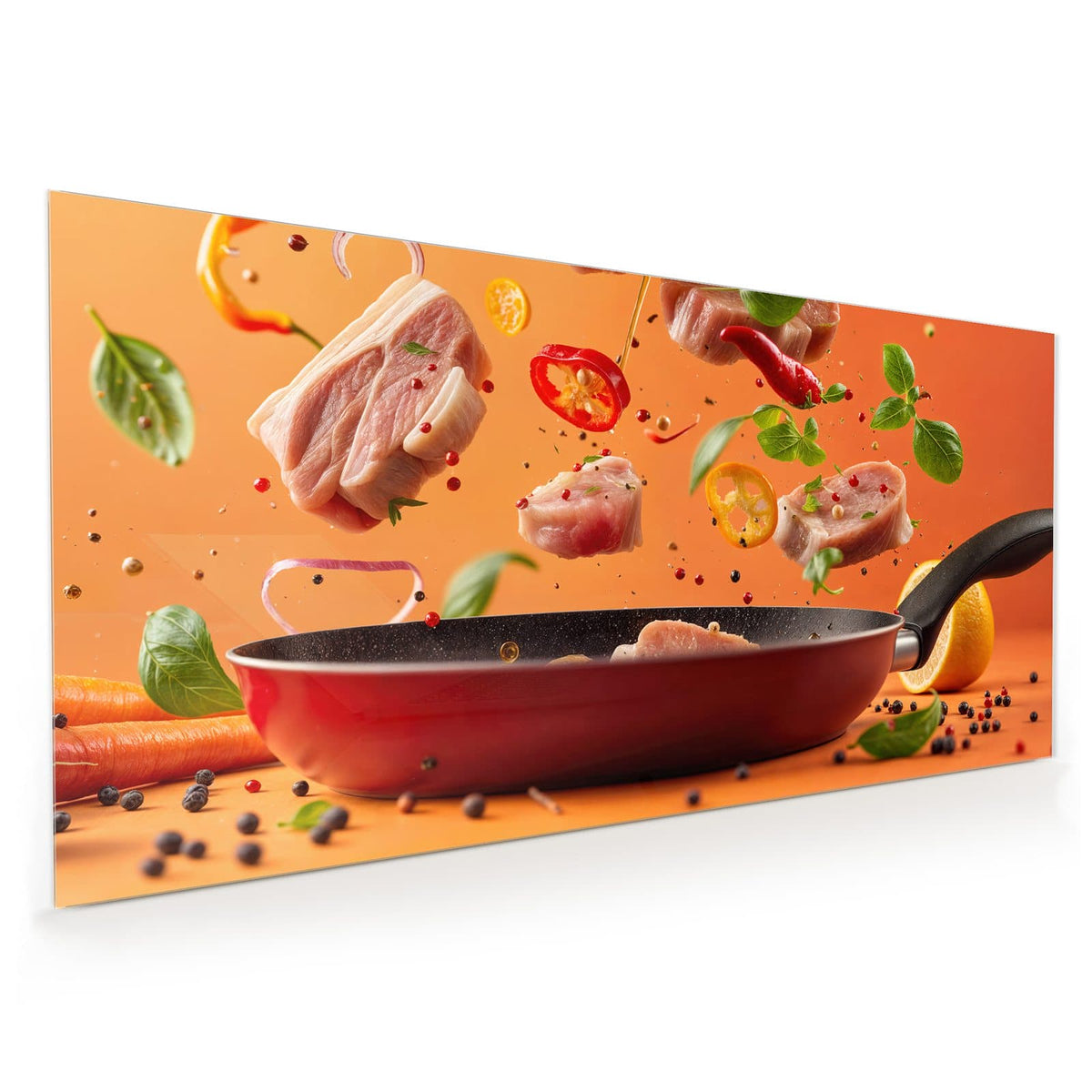 Küchenrückwand aus Glas im Hochformat mit Motiv Zutaten über der Pfanne: Fleischstücke, Chili, Basilikum und Pfefferkörner schweben über einer roten Pfanne