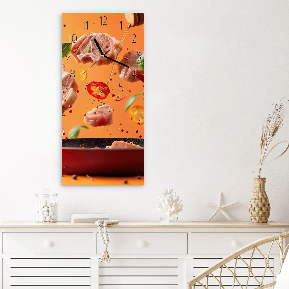 Wanduhr aus Glas im Hochformat Zutaten über der Pfanne mit Ziffernblatt Elegant über einem weißen Sideboard