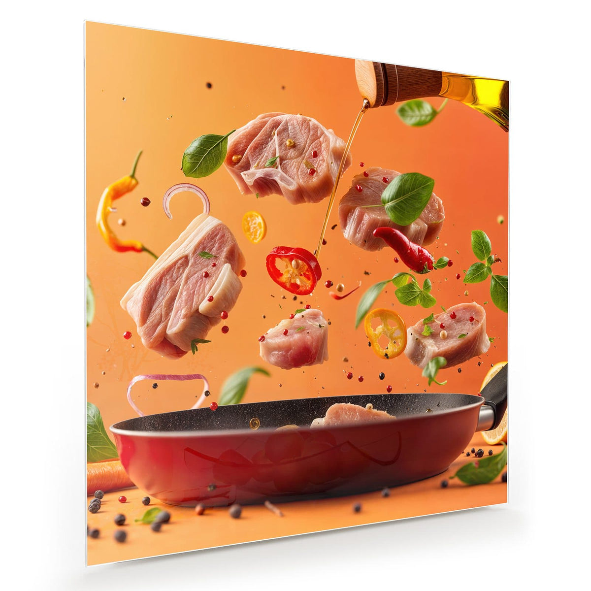 Fleischstücke, Chili, Basilikum und Pfefferkörner schweben über einer roten Pfanne, Öl fließt aus der Flasche, oranger Grund.