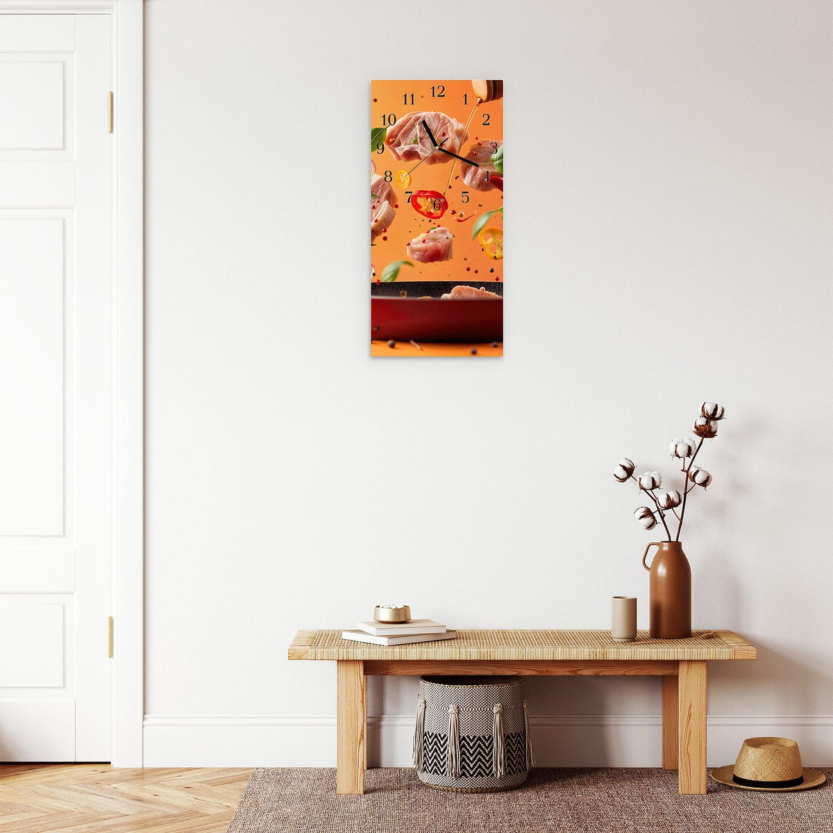 Wanduhr aus Glas im Hochformat Zutaten über der Pfanne mit Ziffernblatt Klassisch über einer Holzbank im Flur