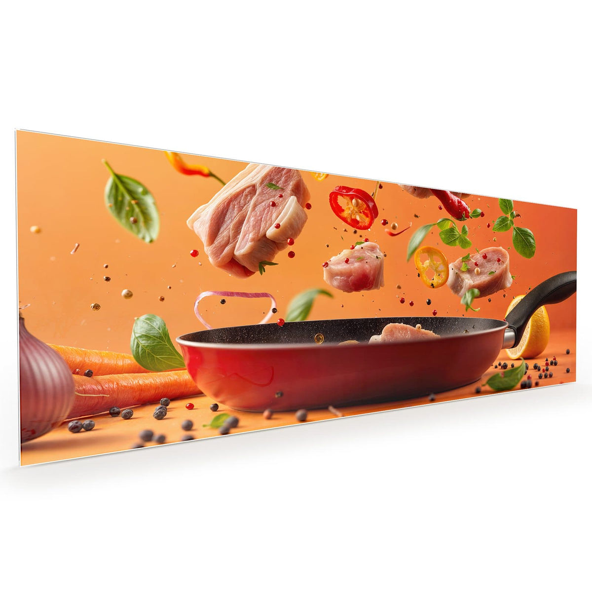 Küchenrückwand aus Glas im Hochformat mit Motiv Zutaten über der Pfanne: Fleischstücke, Chili, Basilikum und Pfefferkörner schweben über einer roten Pfanne