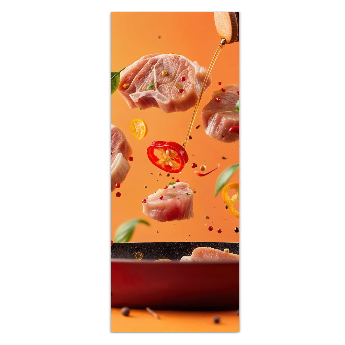 Fleischstücke, Chili, Basilikum und Pfefferkörner schweben über einer roten Pfanne, Öl fließt aus der Flasche, oranger Grund.