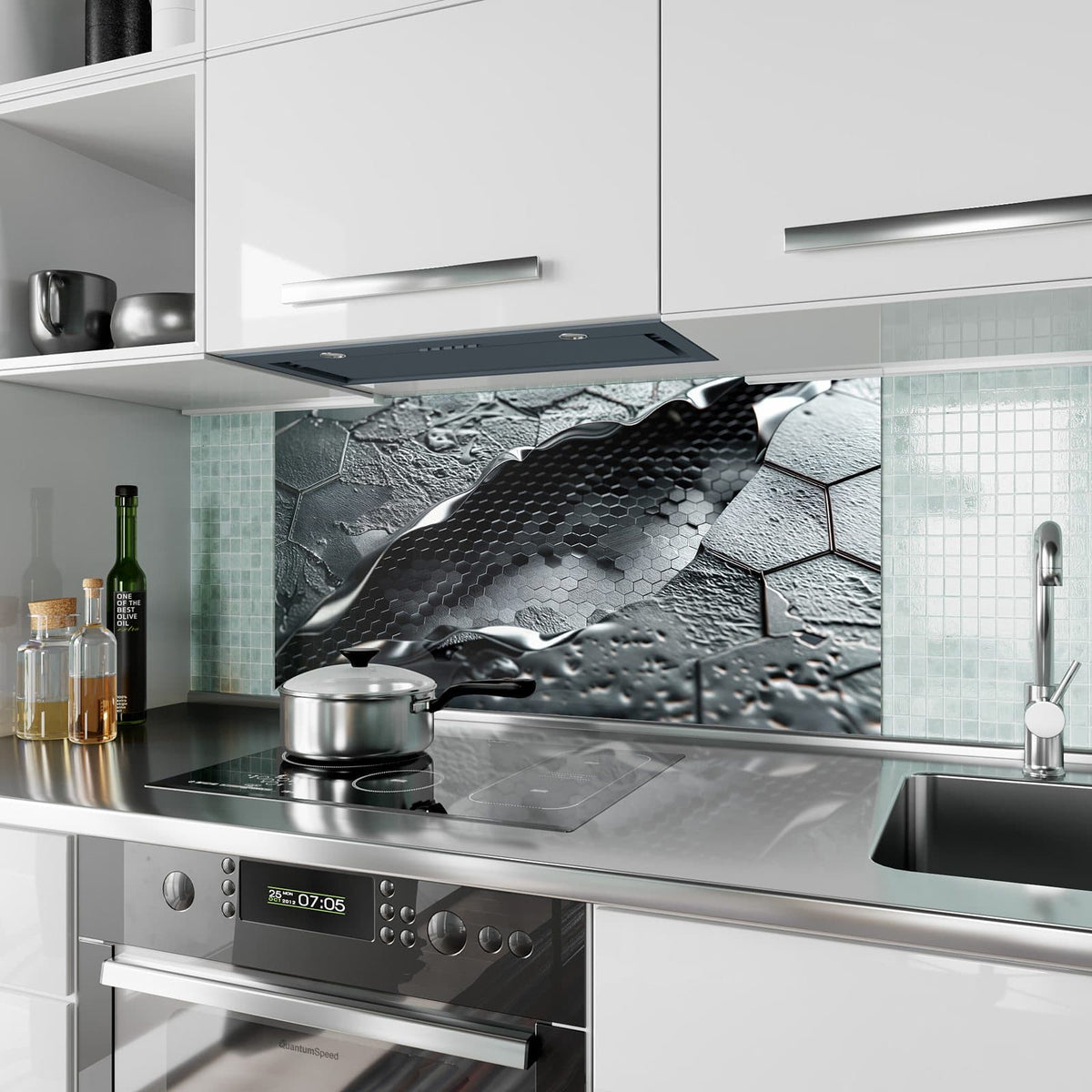 Küchenrückwand aus Glas Waben in Metall im Hochformat als Spritzschutz hinter dem Kochfeld, über dem Fliesenspiegel montiert