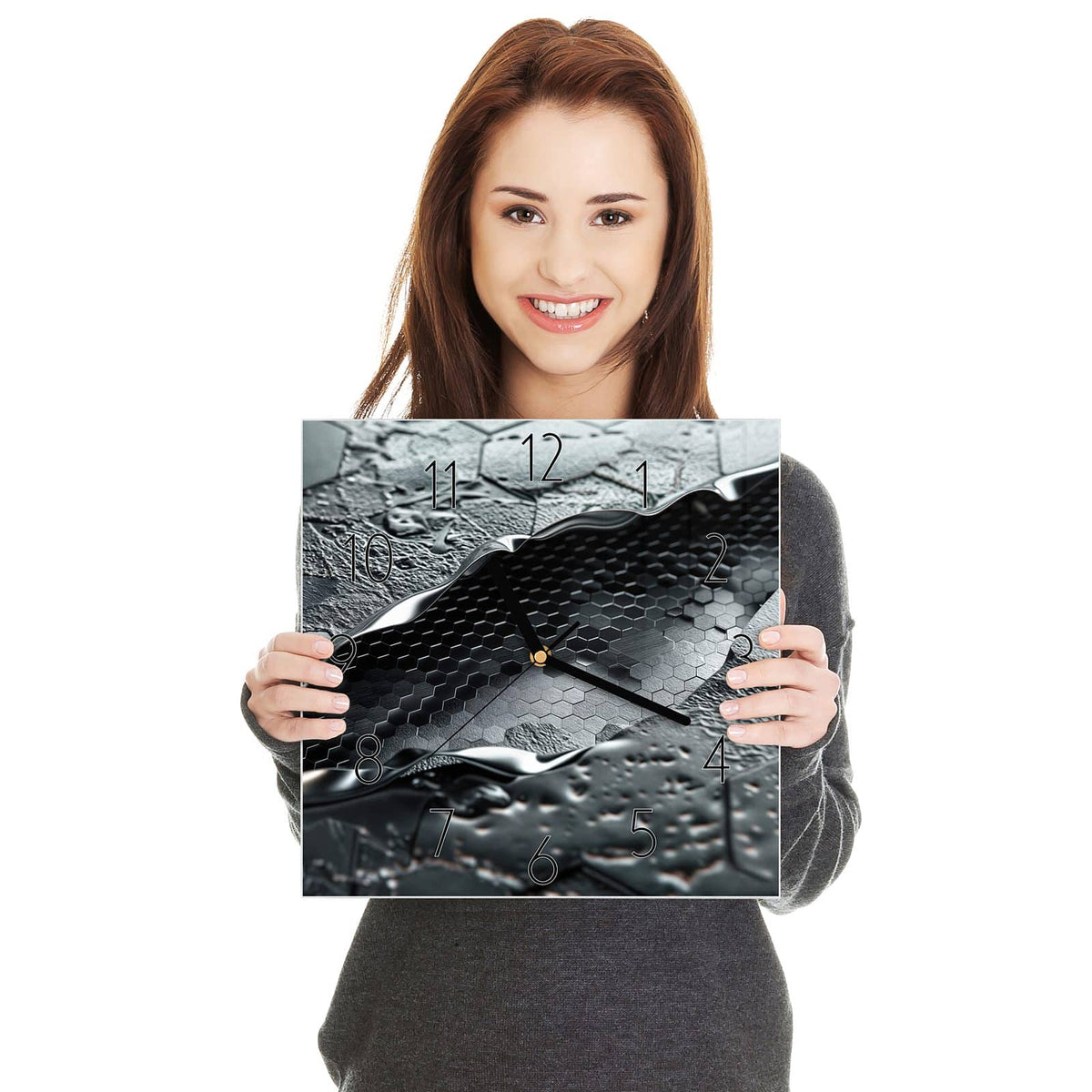 Schwarze Wabenfläche, über die sich eine flüssig wirkende Metallwelle legt