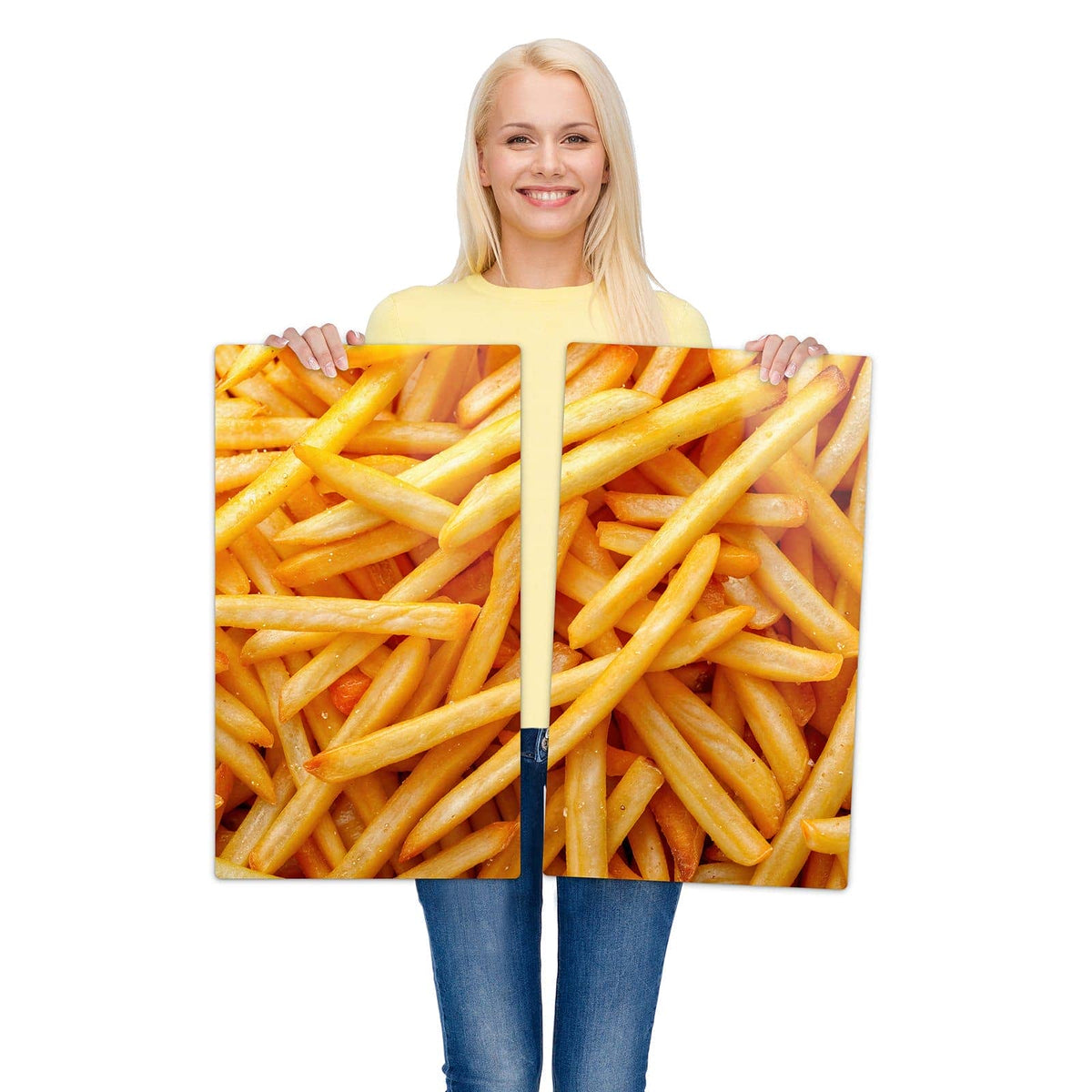 2-teilige Abdeckung für Herdplatten mit Pommes Frites-Motiv wird zur Größendarstellung gehalten