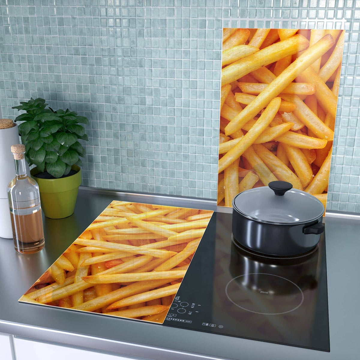 2-teilige Herdabdeckung mit Pommes Frites-Motiv als Spritzschutz hinter dem Kochfeld
