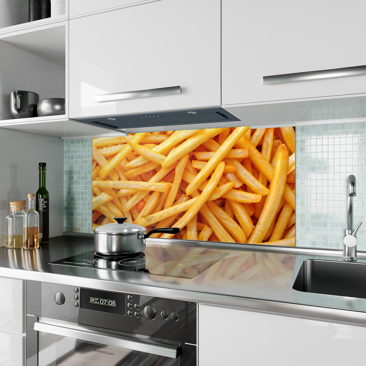 Küchenrückwand aus Glas Pommes Frites im Hochformat als Spritzschutz hinter dem Kochfeld, über dem Fliesenspiegel montiert