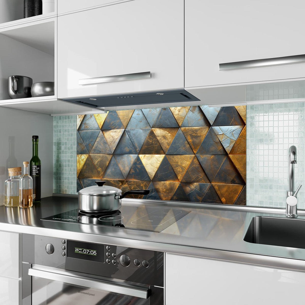 Küchenrückwand aus Glas Blaugoldene Dreiecke im Hochformat als Spritzschutz hinter dem Kochfeld, über dem Fliesenspiegel montiert