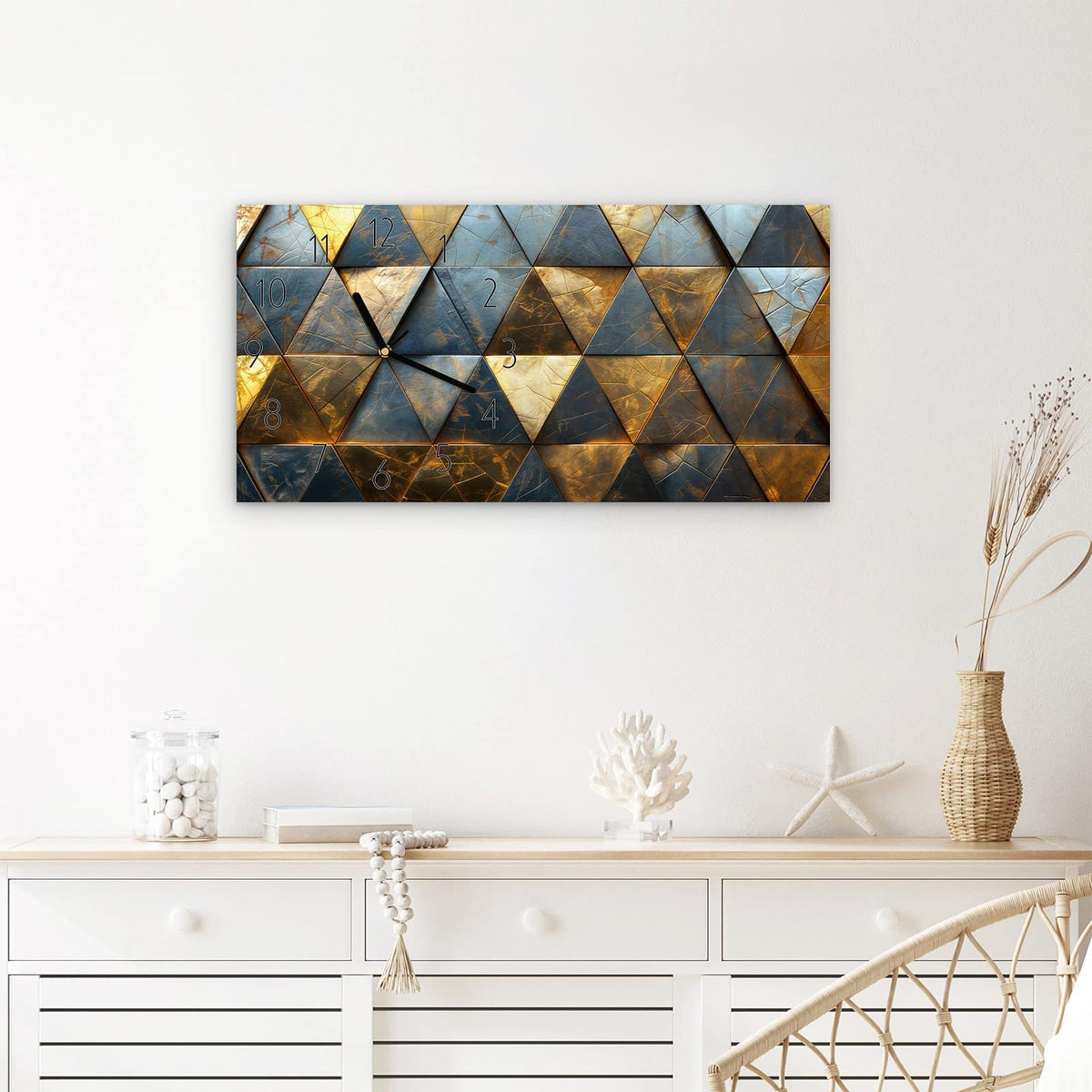 Wanduhr Geometrische Wandkunst aus Glas – Querformat 60 × 30 cm – Dreiecksmosaik in Gold und Blau