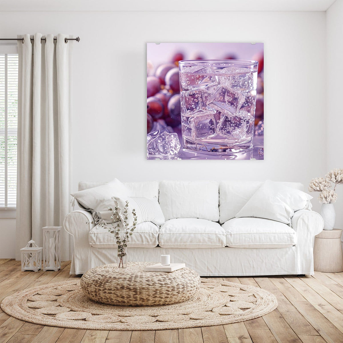 Glasbild Sprudel mit Trauben an der Wand – Glas mit klarem, sprudelndem Getränk und Eiswürfeln, dahinter dunkle Weintrauben in Lila
