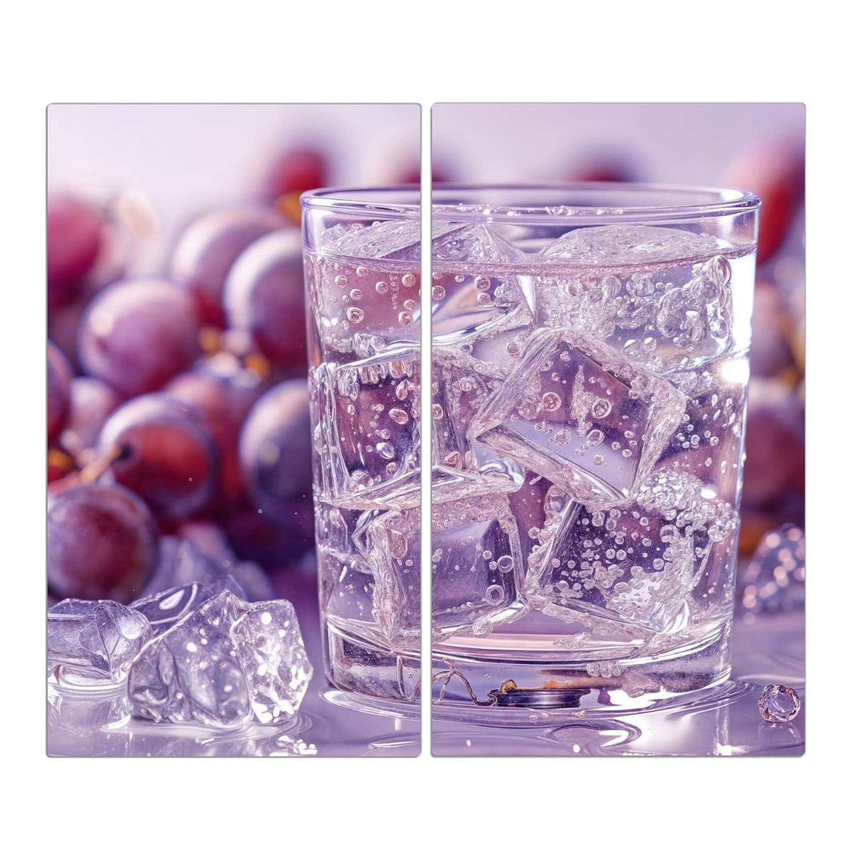 Glas mit klarem, sprudelndem Getränk und Eiswürfeln, dahinter dunkle Weintrauben in Lila