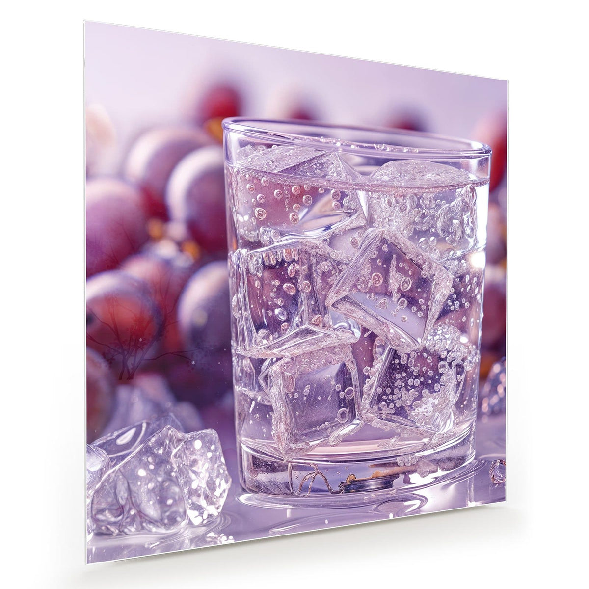 Glas mit klarem, sprudelndem Getränk und Eiswürfeln, dahinter dunkle Weintrauben in Lila