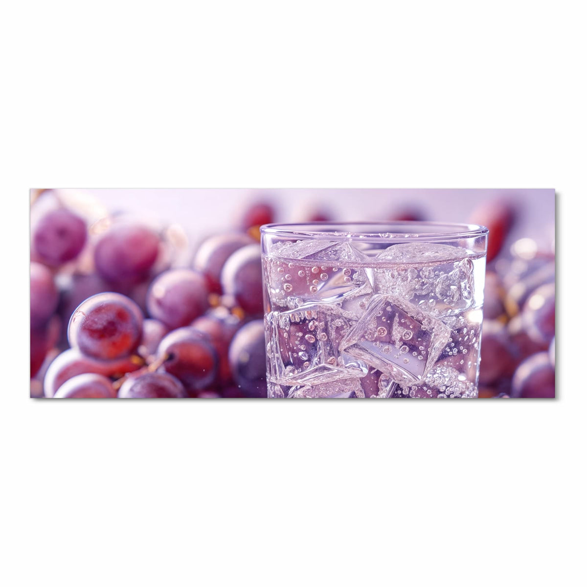Glas mit klarem, sprudelndem Getränk und Eiswürfeln, dahinter dunkle Weintrauben in Lila