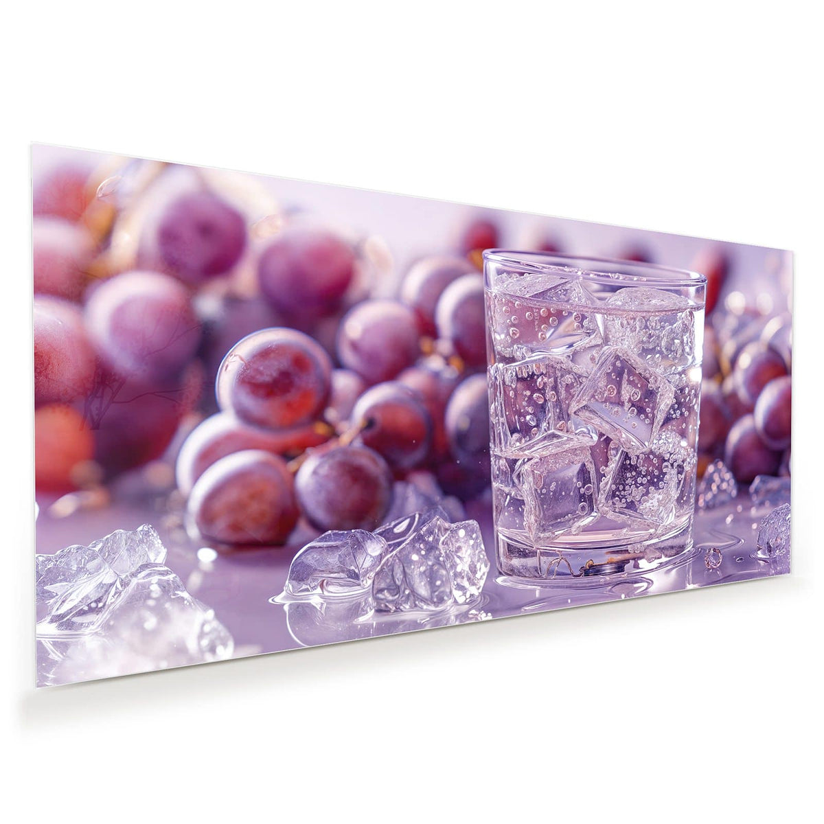 Glas mit klarem, sprudelndem Getränk und Eiswürfeln, dahinter dunkle Weintrauben in Lila