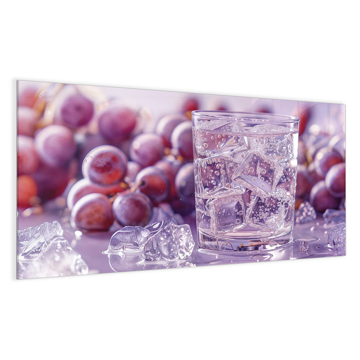 Glas mit klarem, sprudelndem Getränk und Eiswürfeln, dahinter dunkle Weintrauben in Lila